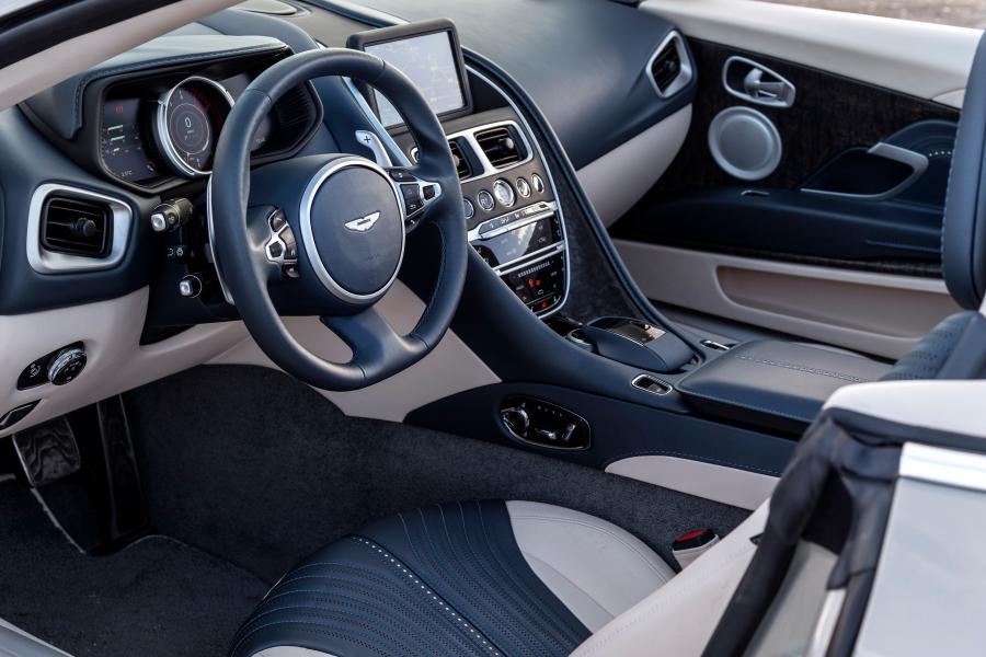 Интерьер Aston Martin DB11 V8 Volante 2018 года  (WW) (фото 27 из 54)